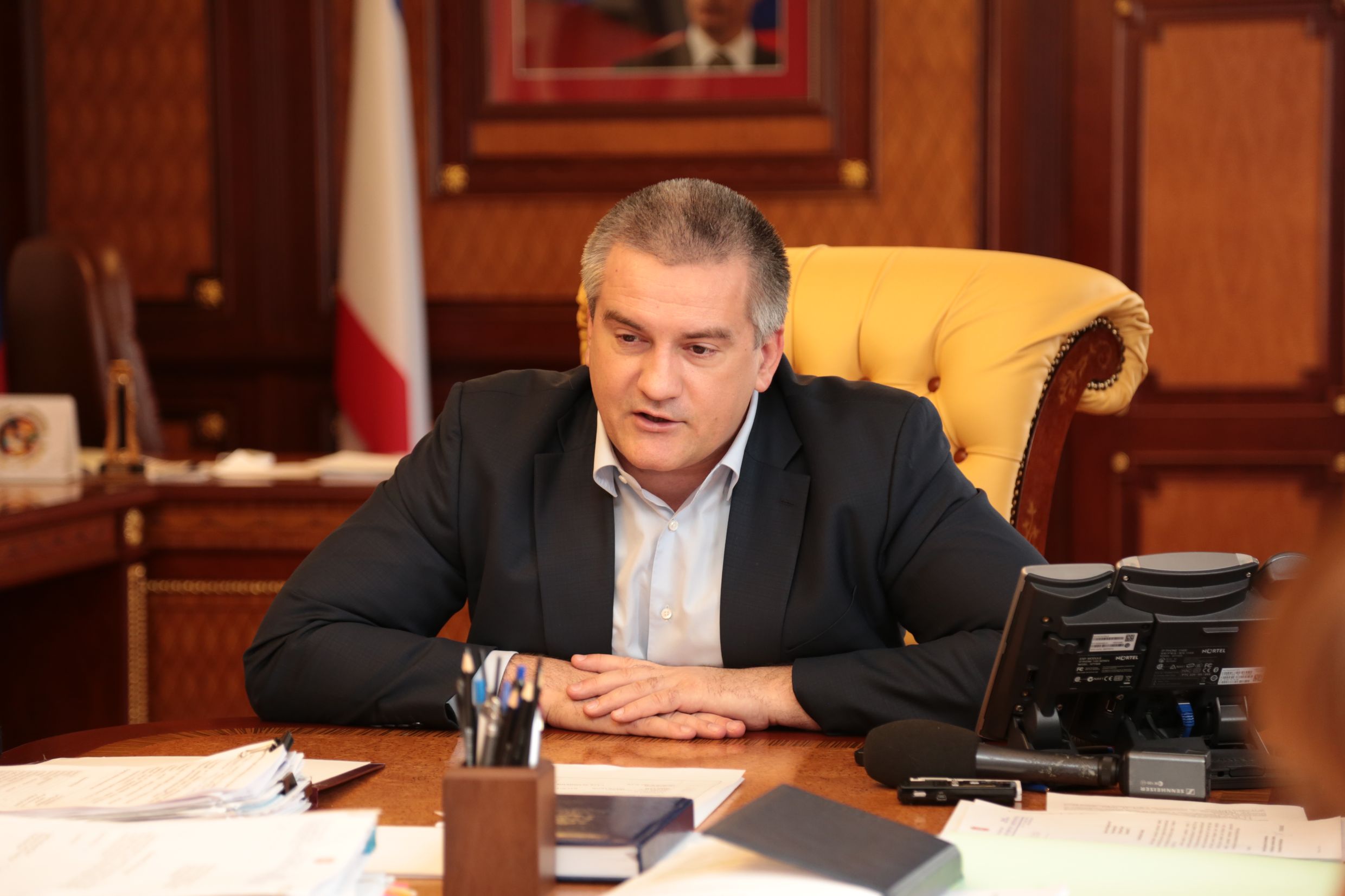 Чиновники крыма. Чиновники крыма. Глава крыма в 2013 году. Чиновники крыма. Заседание правительства.