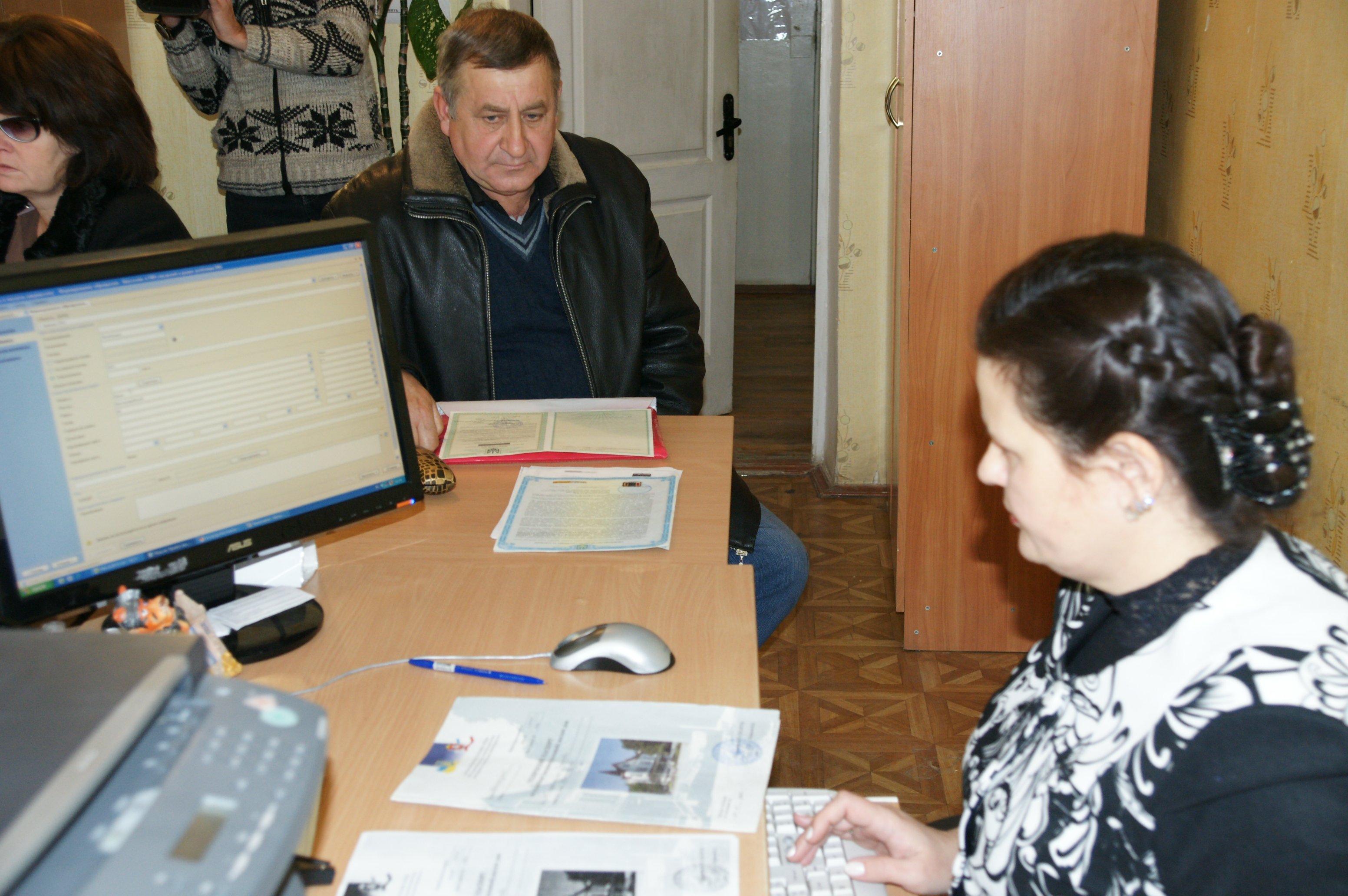 Председатель Госкомрегистра сегодня проверил состояние дел в горрайонных отделах Алушты и Бахчисарая