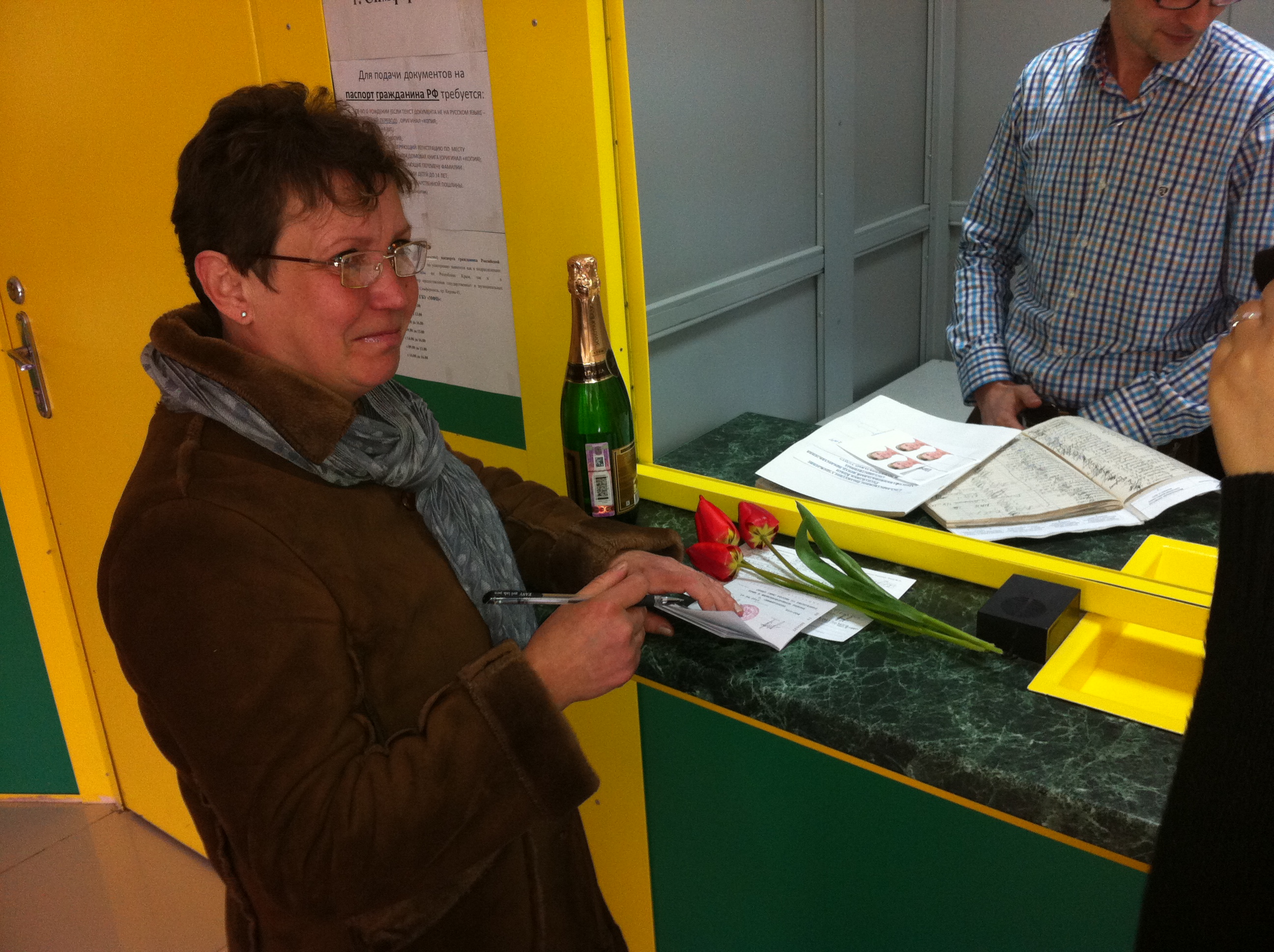 22.04.2015 г. в Симферопольском отделении состоялась торжественная выдача первых паспортов гражданам Российской Федерации, за получением которых заявители обратились напрямую в Многофункциональный центр без посещения Управления Федеральной миграционной службы по Республике Крым.