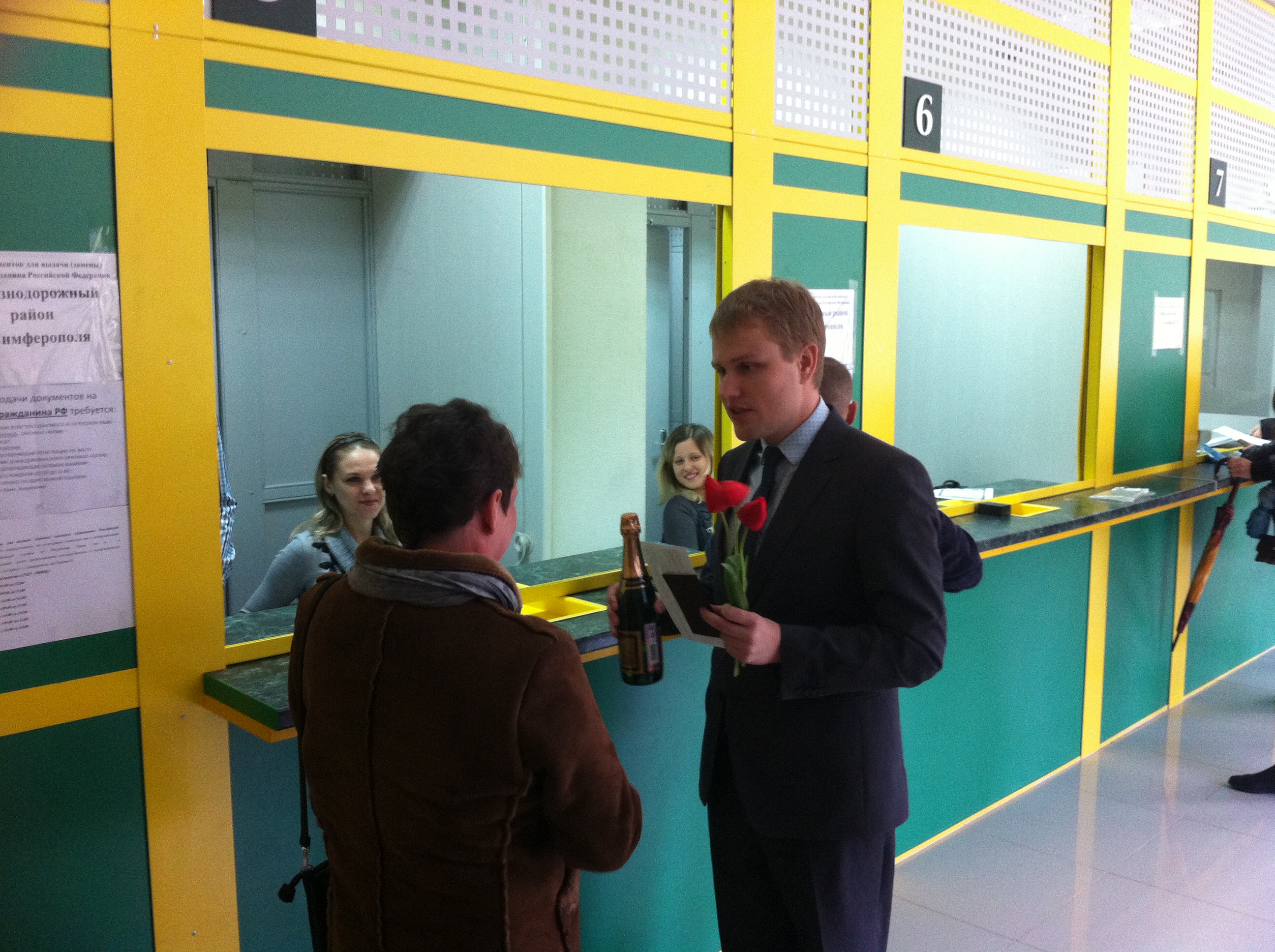 22.04.2015 г. в Симферопольском отделении состоялась торжественная выдача первых паспортов гражданам Российской Федерации, за получением которых заявители обратились напрямую в Многофункциональный центр без посещения Управления Федеральной миграционной службы по Республике Крым.