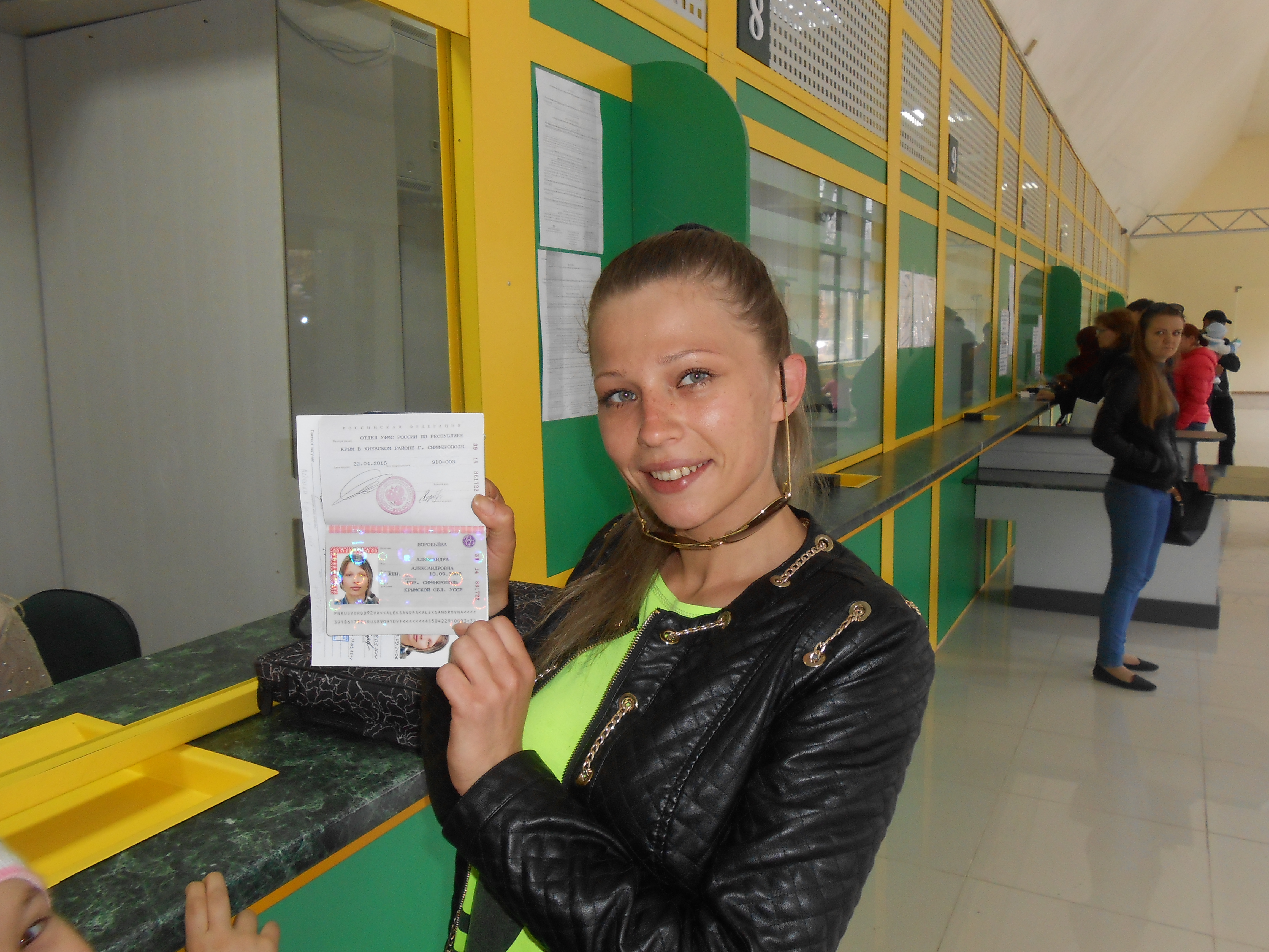 22.04.2015 г. в Симферопольском отделении состоялась торжественная выдача первых паспортов гражданам Российской Федерации, за получением которых заявители обратились напрямую в Многофункциональный центр без посещения Управления Федеральной миграционной службы по Республике Крым.