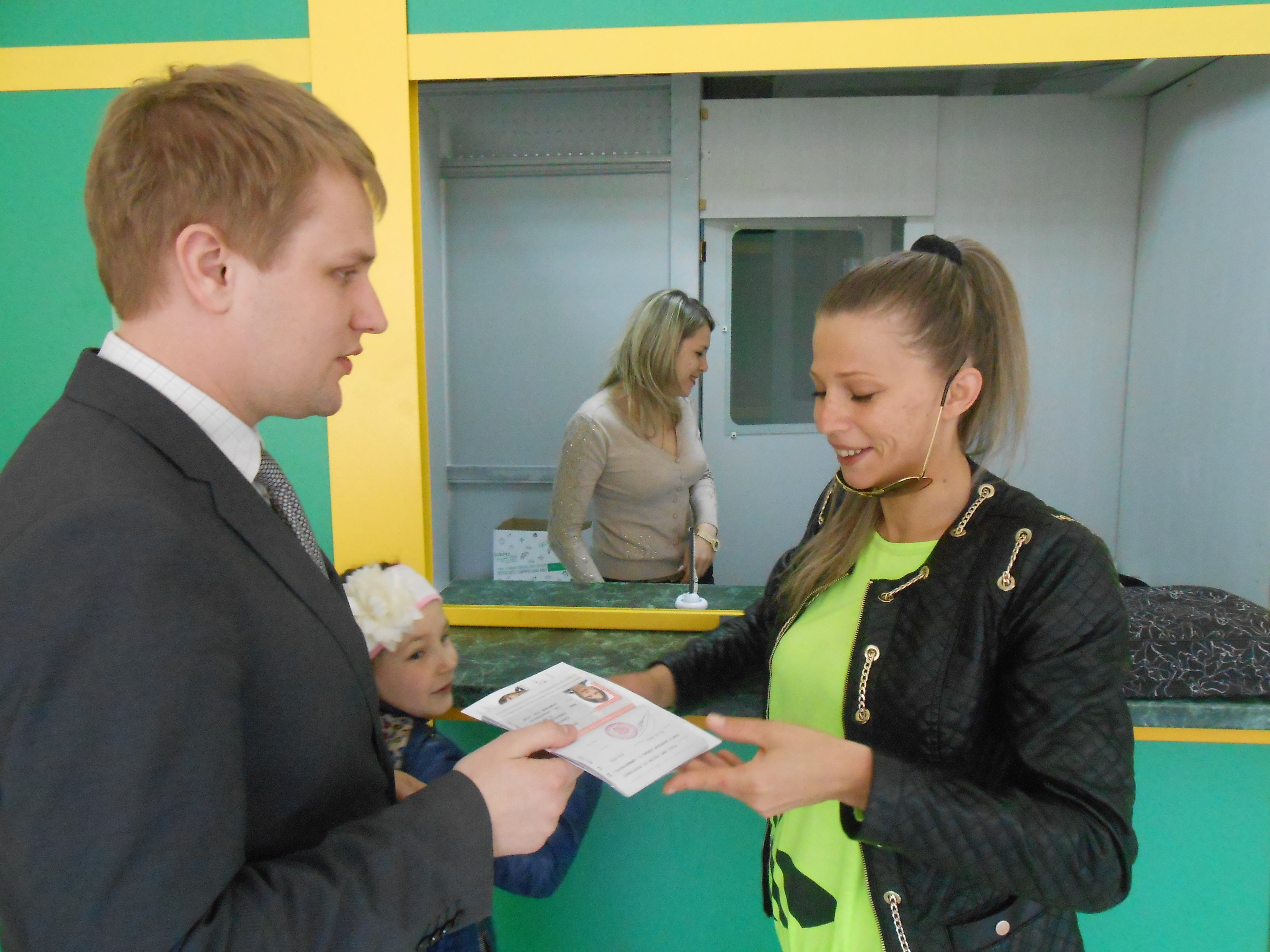 22.04.2015 г. в Симферопольском отделении состоялась торжественная выдача первых паспортов гражданам Российской Федерации, за получением которых заявители обратились напрямую в Многофункциональный центр без посещения Управления Федеральной миграционной службы по Республике Крым.