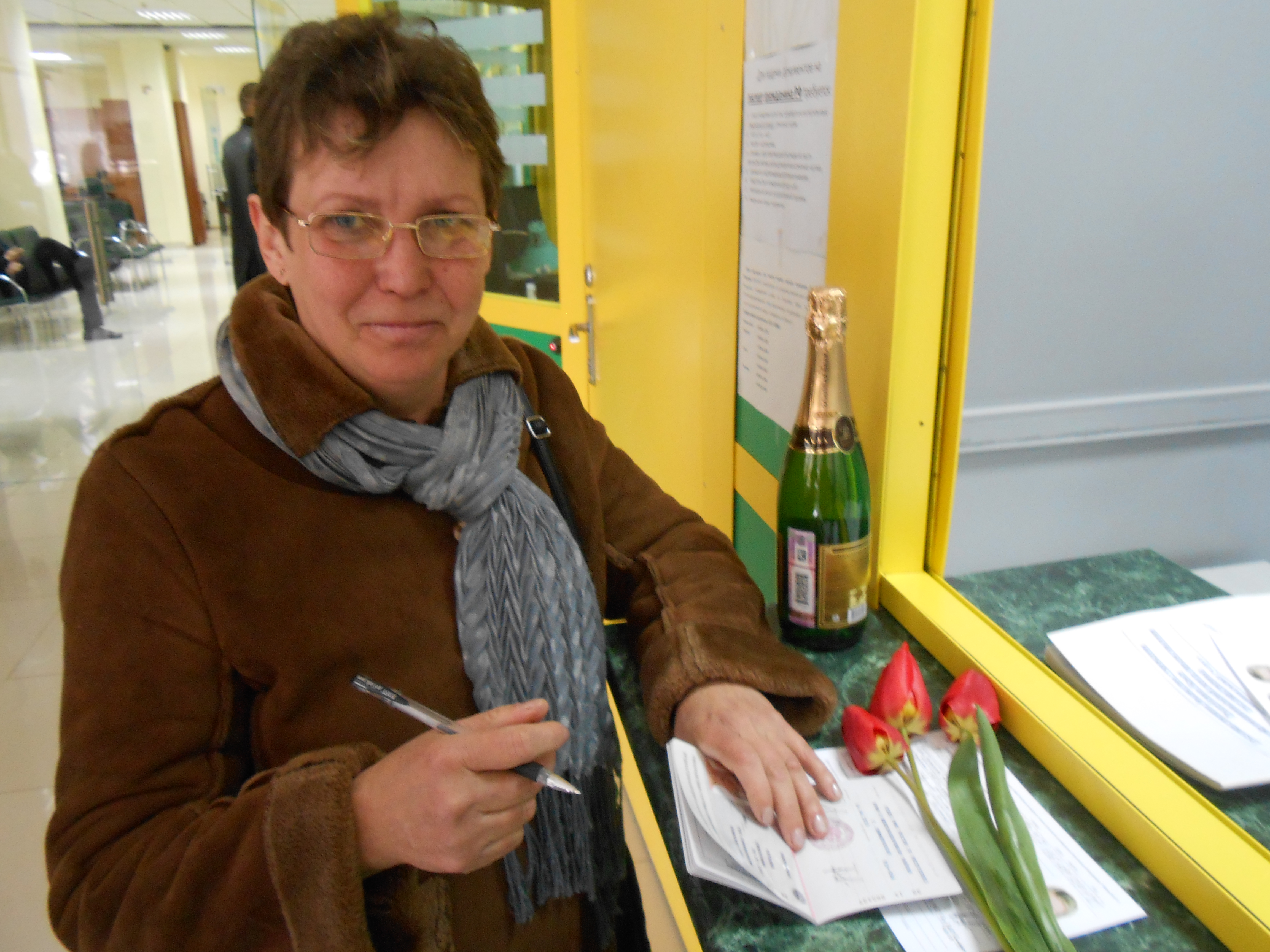 22.04.2015 г. в Симферопольском отделении состоялась торжественная выдача первых паспортов гражданам Российской Федерации, за получением которых заявители обратились напрямую в Многофункциональный центр без посещения Управления Федеральной миграционной службы по Республике Крым.