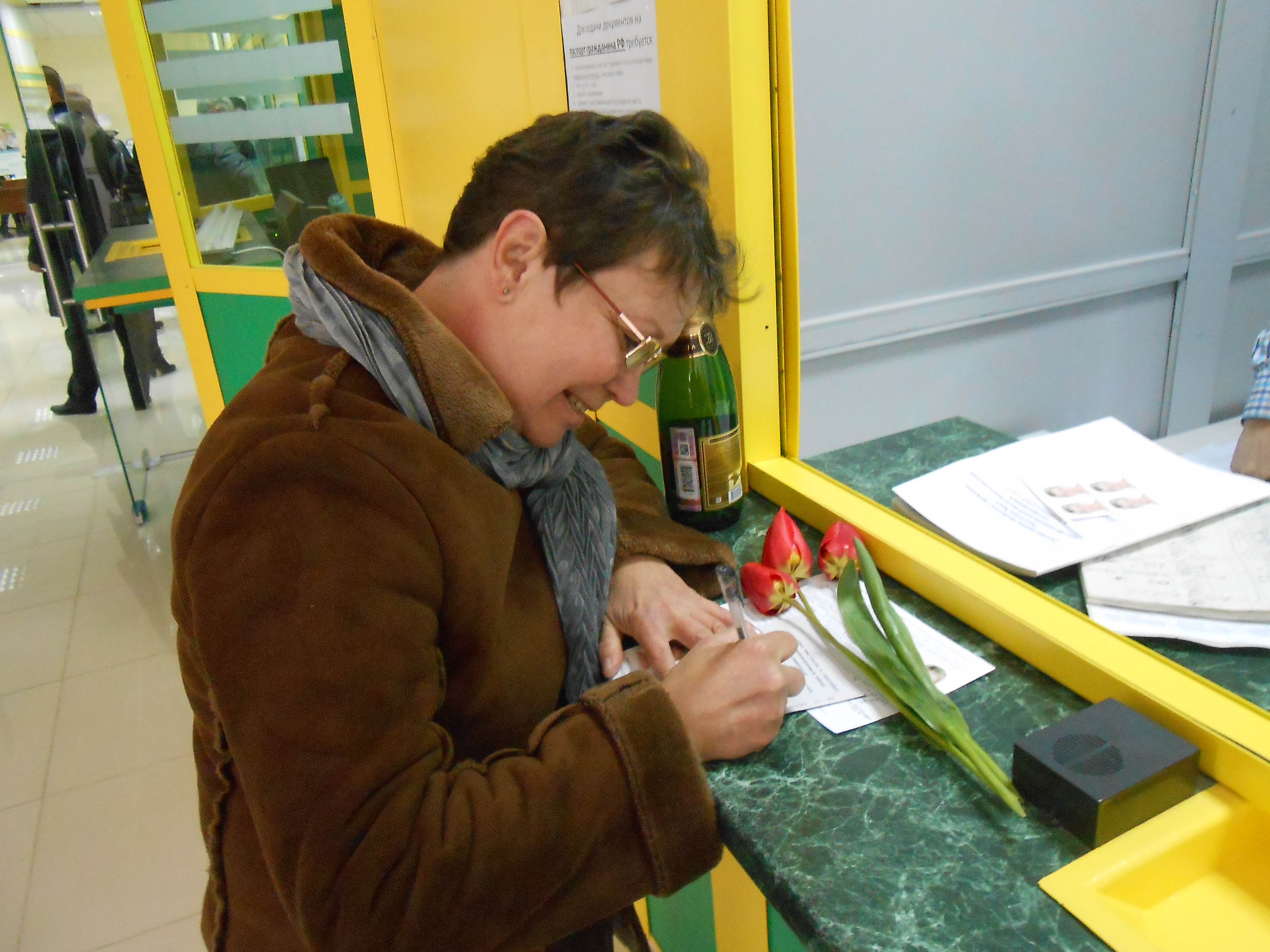 22.04.2015 г. в Симферопольском отделении состоялась торжественная выдача первых паспортов гражданам Российской Федерации, за получением которых заявители обратились напрямую в Многофункциональный центр без посещения Управления Федеральной миграционной службы по Республике Крым.