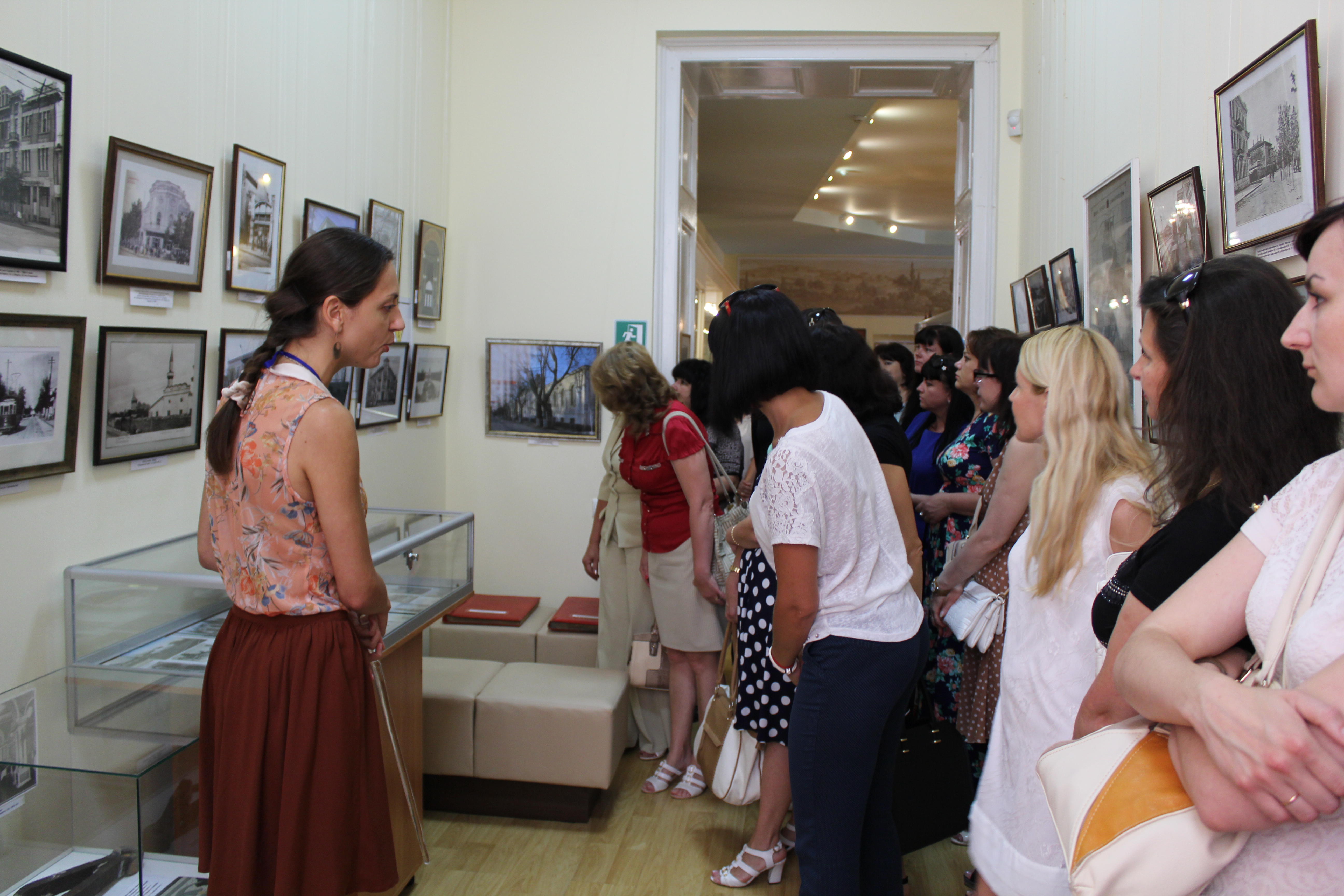 Посещение гостями празника, посвященного Дню семьи, любви и верности, музея истории города Симферополя