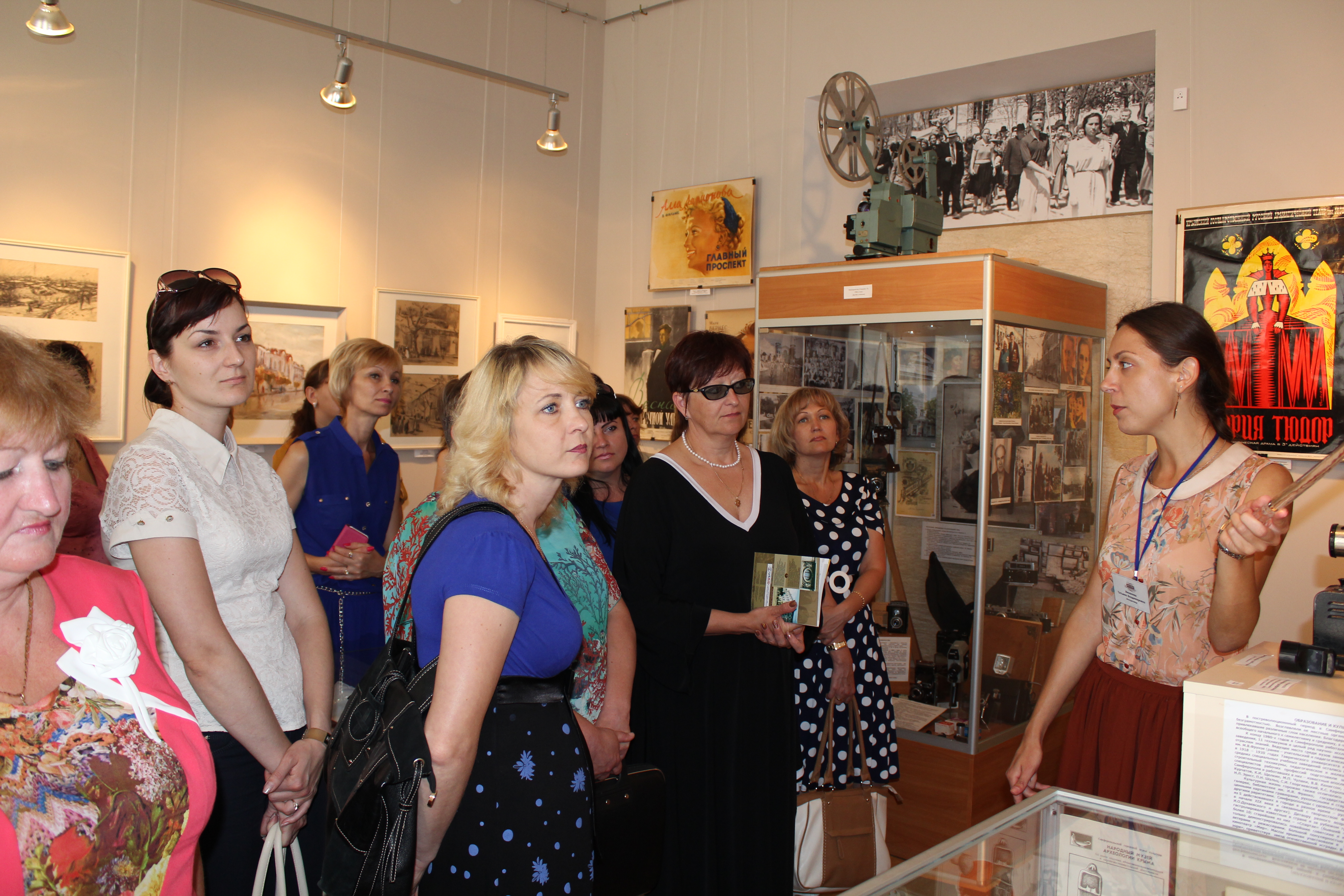 Посещение гостями празника, посвященного Дню семьи, любви и верности, музея истории города Симферополя