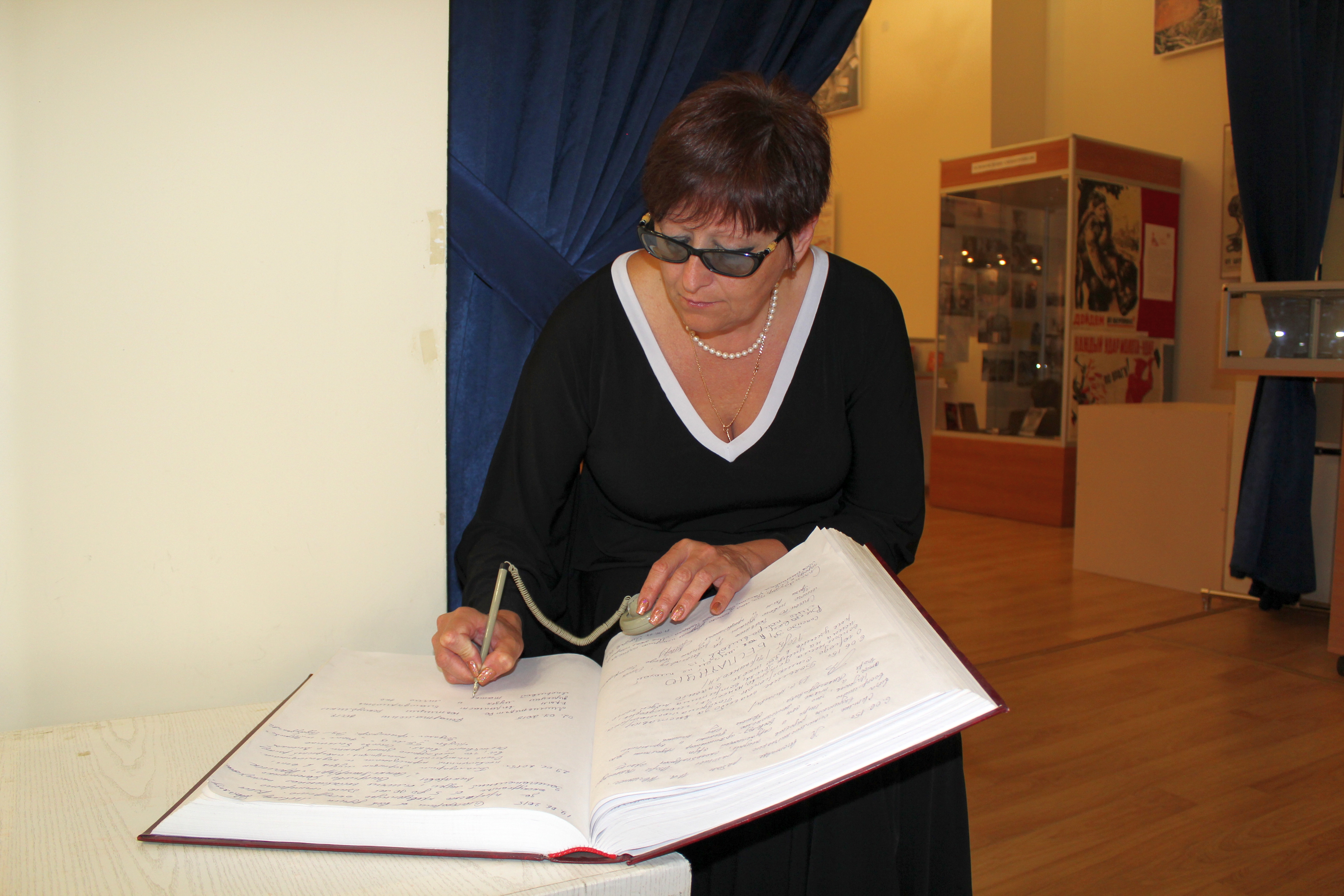 Посещение гостями празника, посвященного Дню семьи, любви и верности, музея истории города Симферополя