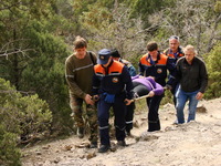 Крымские спасатели оказали помощь пострадавшей туристке в районе горы Караул-Оба г. Судак