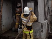 В Кировском районе из-за неосторожного обращения со свечей чуть не сгорел дом