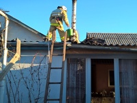 Из-за неправильного устройства трубы дымохода произошло возгорание кровли частного дома