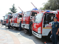 Глава МЧС России Владимир Пучков вручил крымским огнеборцам новую технику