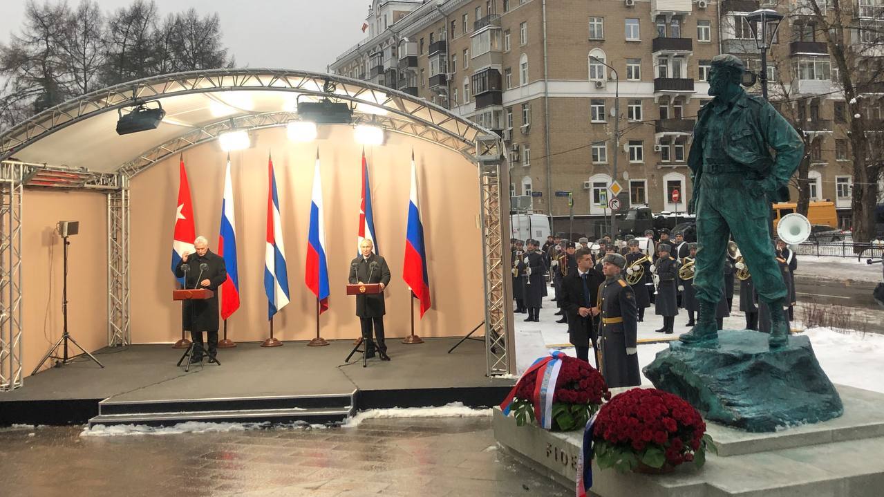 Памятник фиделю кастро в москве