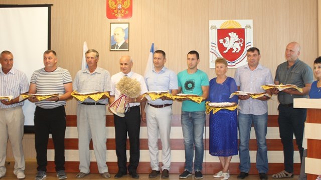 В Нижнегорском районе состоялось торжественное совещание по подведению итогов уборки ранних зерновых культур урожая 2018 года