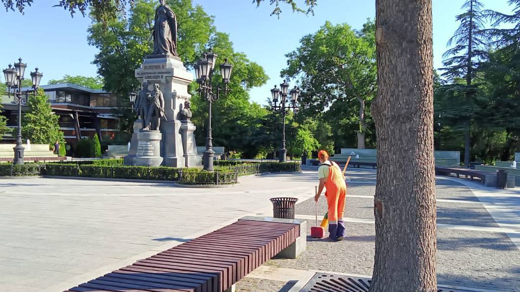 Мбу город фото. Город Ялта Республика Крым. Симферополь. Сквер имени Ленина Симферополь мирное. Сквер Быстролетов Симферополь.