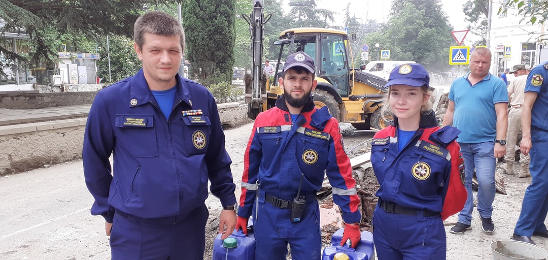 Помощь керчи. Спасатели в Керчи. Донской спасательный центр в Ялте. Севастополь Владикавказ. МЧС вода спасатели Кострома.