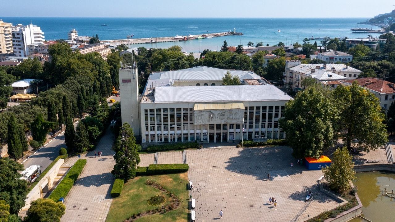 Сайт города ялта администраций. Администрация г Ялты. Здание администрации Ялты. Здание администрации города Ялта. Администрация Ялты фото.